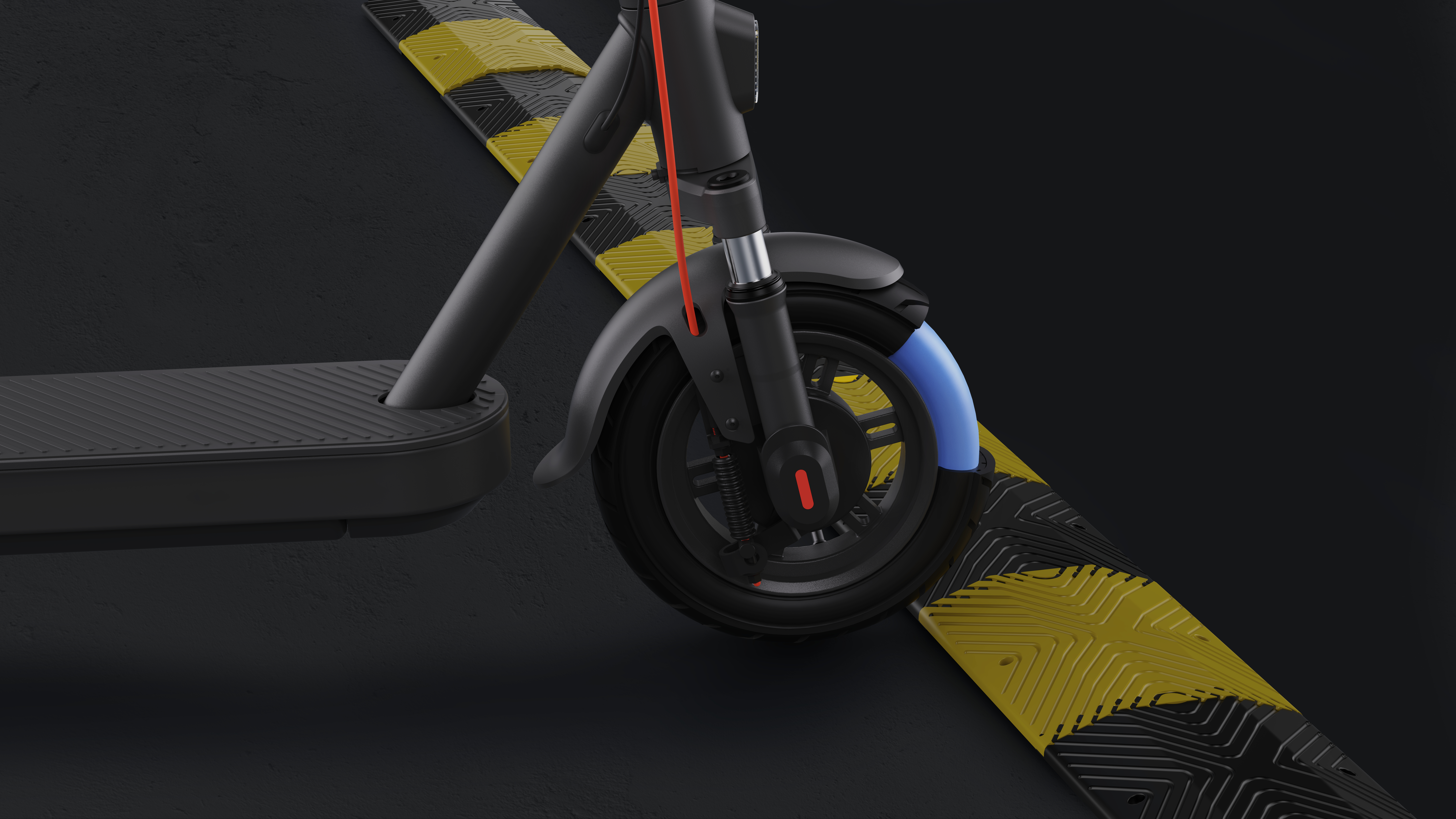 Nahaufnahme eines E-Scooter-Rads auf einem Schwellen. Schwarzer Roller, gelbe und schwarze Schwelle.