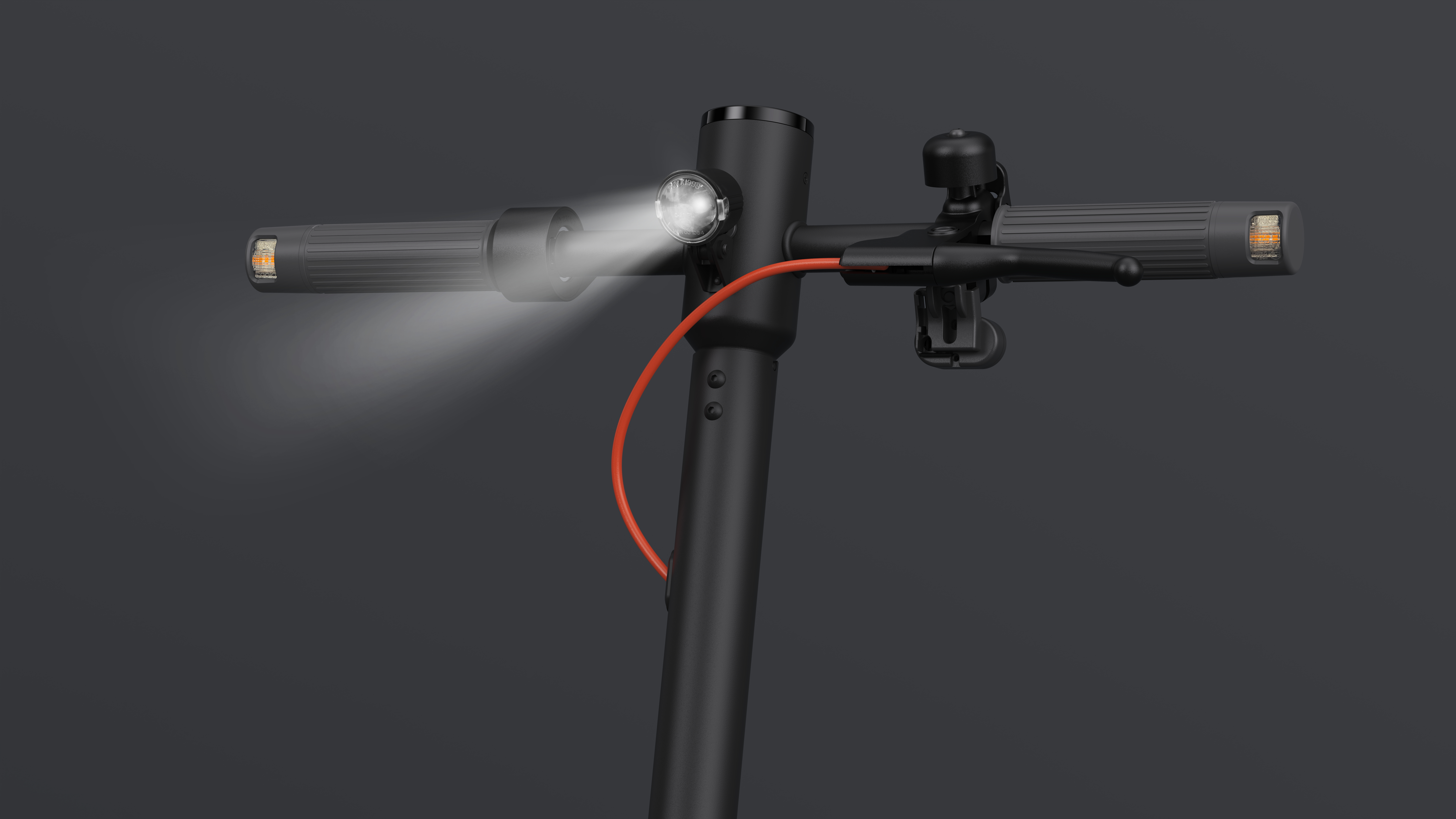 Nahaufnahme des Lenkers eines E-Scooters, Scheinwerfer an, mit Bedienelementen und Klingel.