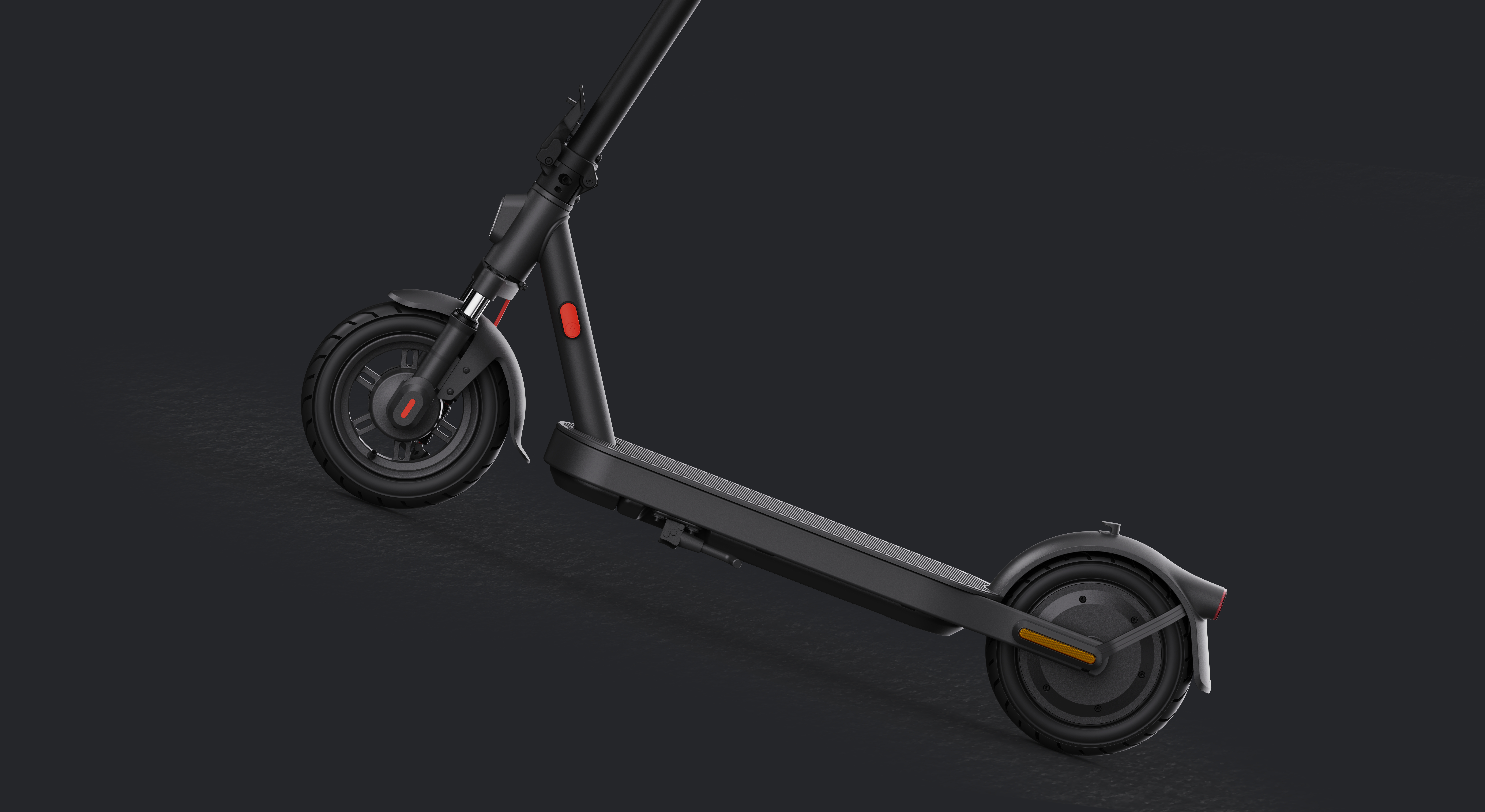 Seitenansicht eines schwarzen E-Scooters, zeigt Räder und Rahmen vor dunklem Hintergrund.