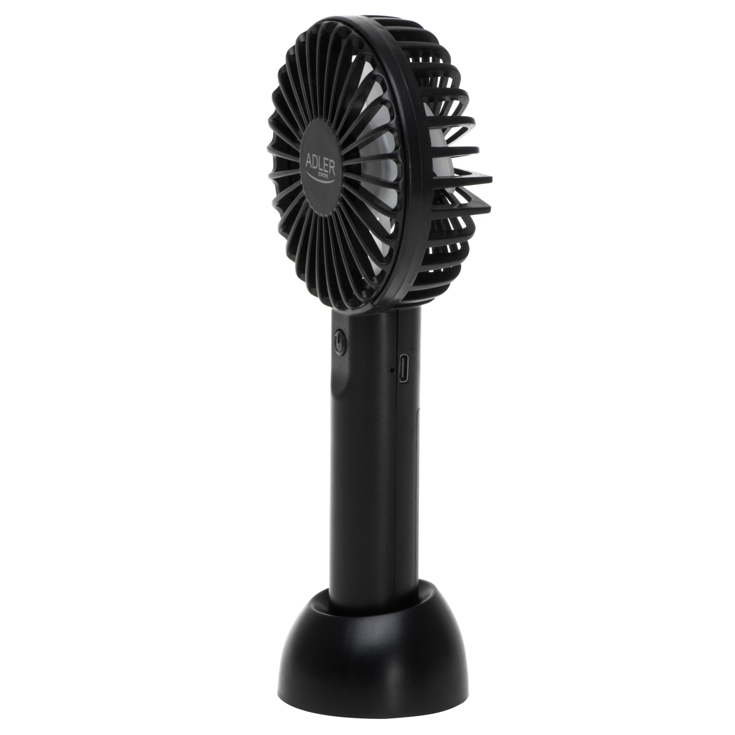 Fekete kézi ventilátor fehér alapon. Tartója van, és a "ADLER" márka látható rajta.