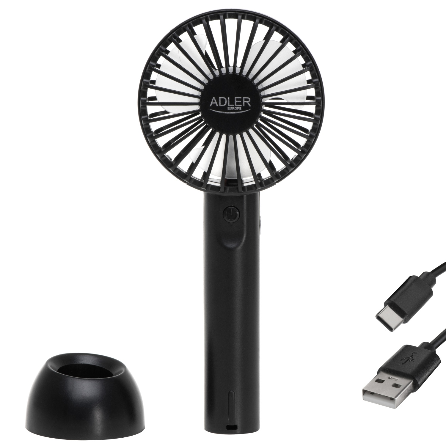 Fekete kézi ventilátor állvánnyal és két USB-kábellel. A ventilátor védőrácsot és Adler márkajelzést is kapott.
