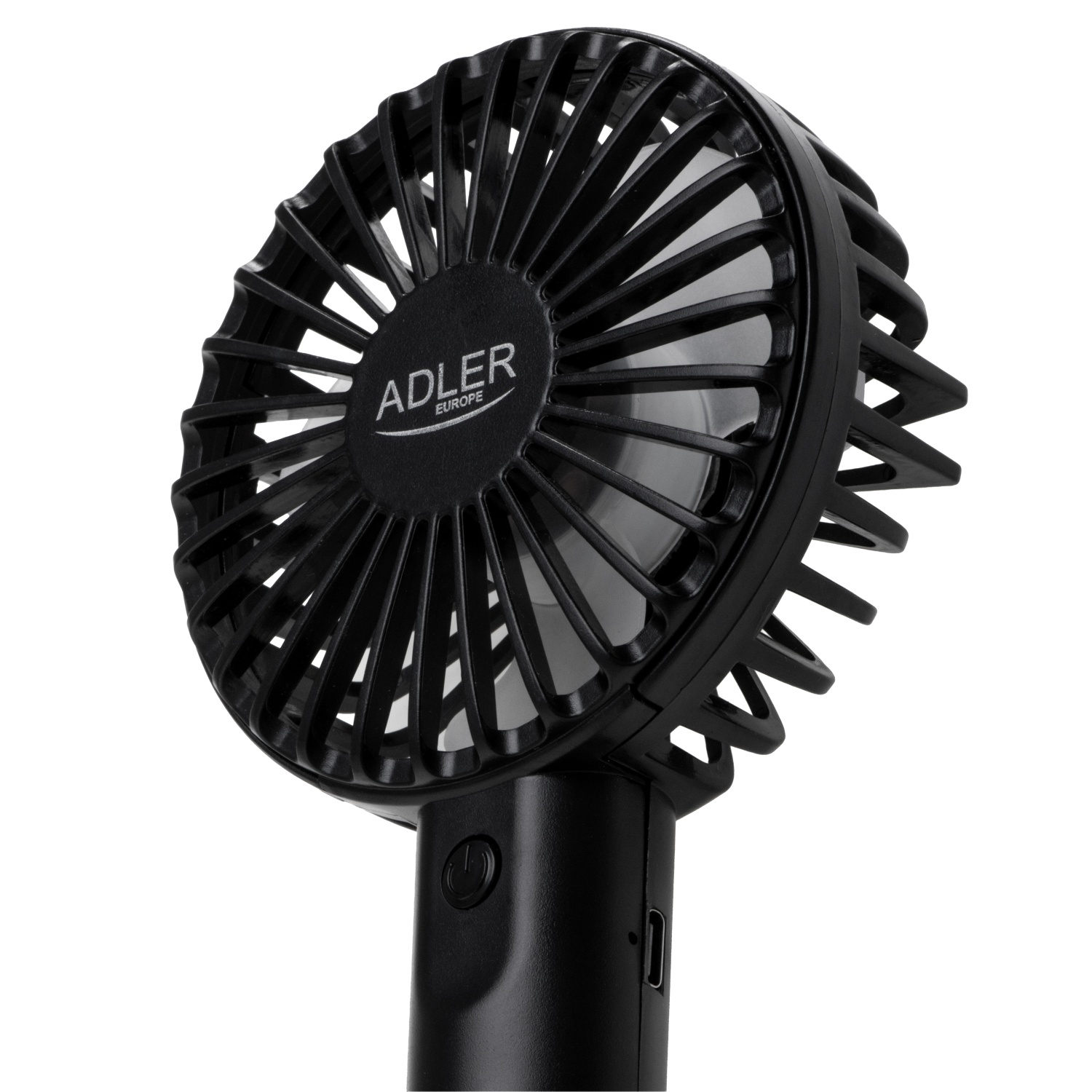 Egy fekete ADLER kézi ventilátor. A ventilátor kerek fejjel, lapátokkal és fogantyúval rendelkezik. A háttér fehér.