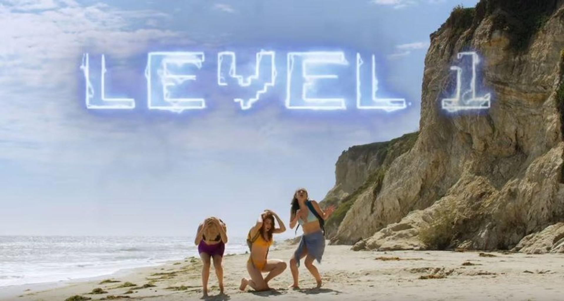 Drei Frauen am Strand. Die Worte 'LEVEL 1' stehen am Himmel über ihnen.