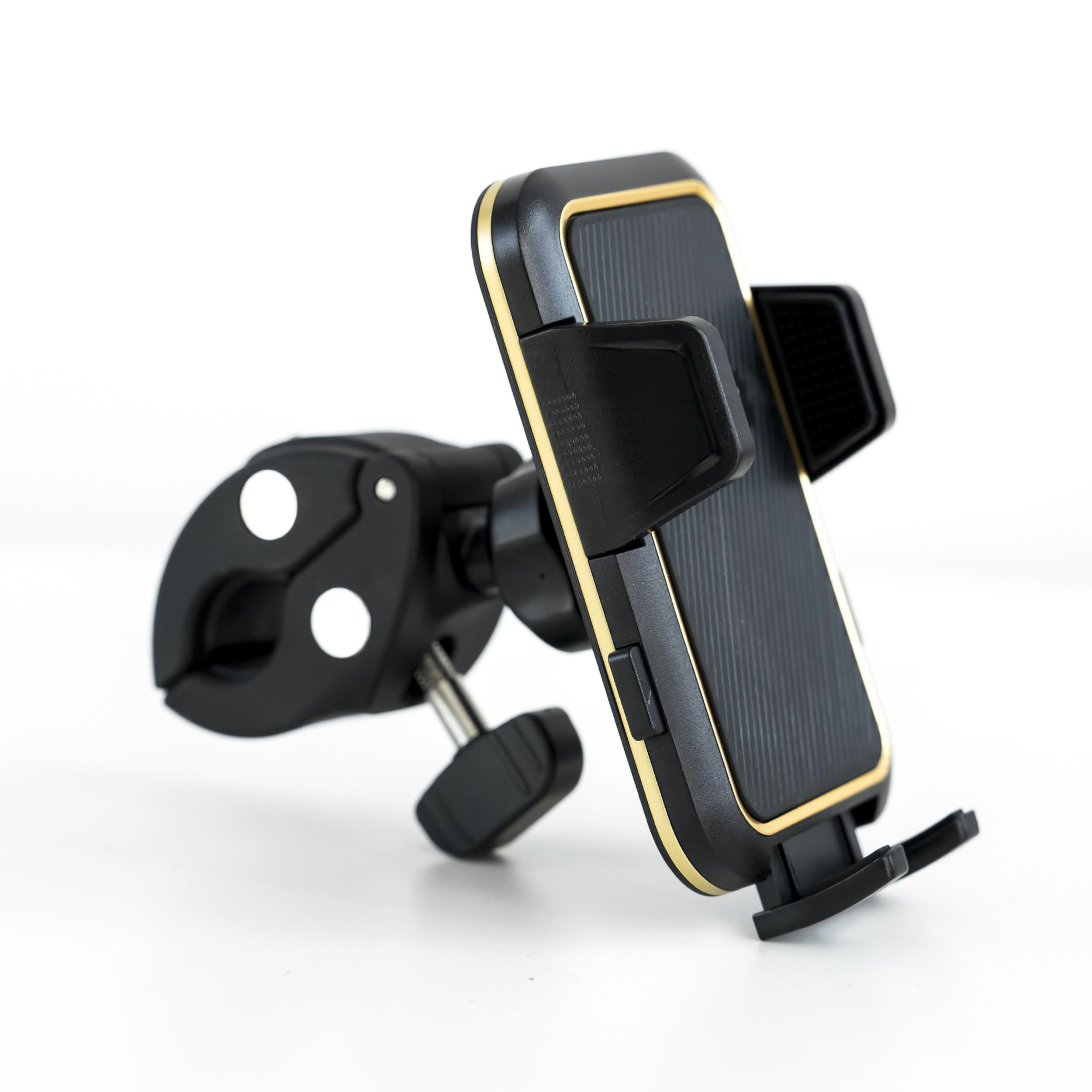 Ein schwarz-goldener Autotelefonhalter auf weißem Untergrund. Er hat eine Klammer und ein Drehgelenk.