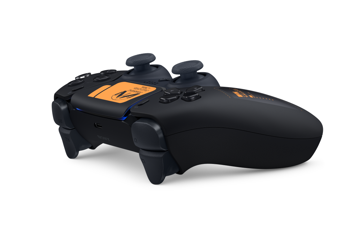 Kontroler Playstation 5 z boku. Czarno-pomarańczowy design, pokazujący gałki i przyciski.