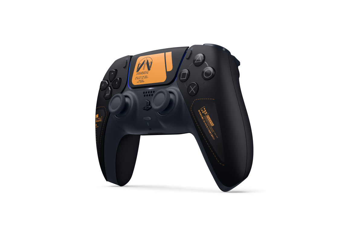 Kontroler Playstation 5 z czarno-pomarańczowym designem. Pokazuje przyciski, tekst i stylizowane detale.