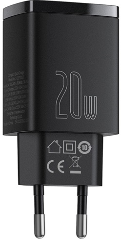 Egy fekete 20 W-os töltő két tüskével. Van rajta egy "20w" jelölés és egyéb technikai információ.
