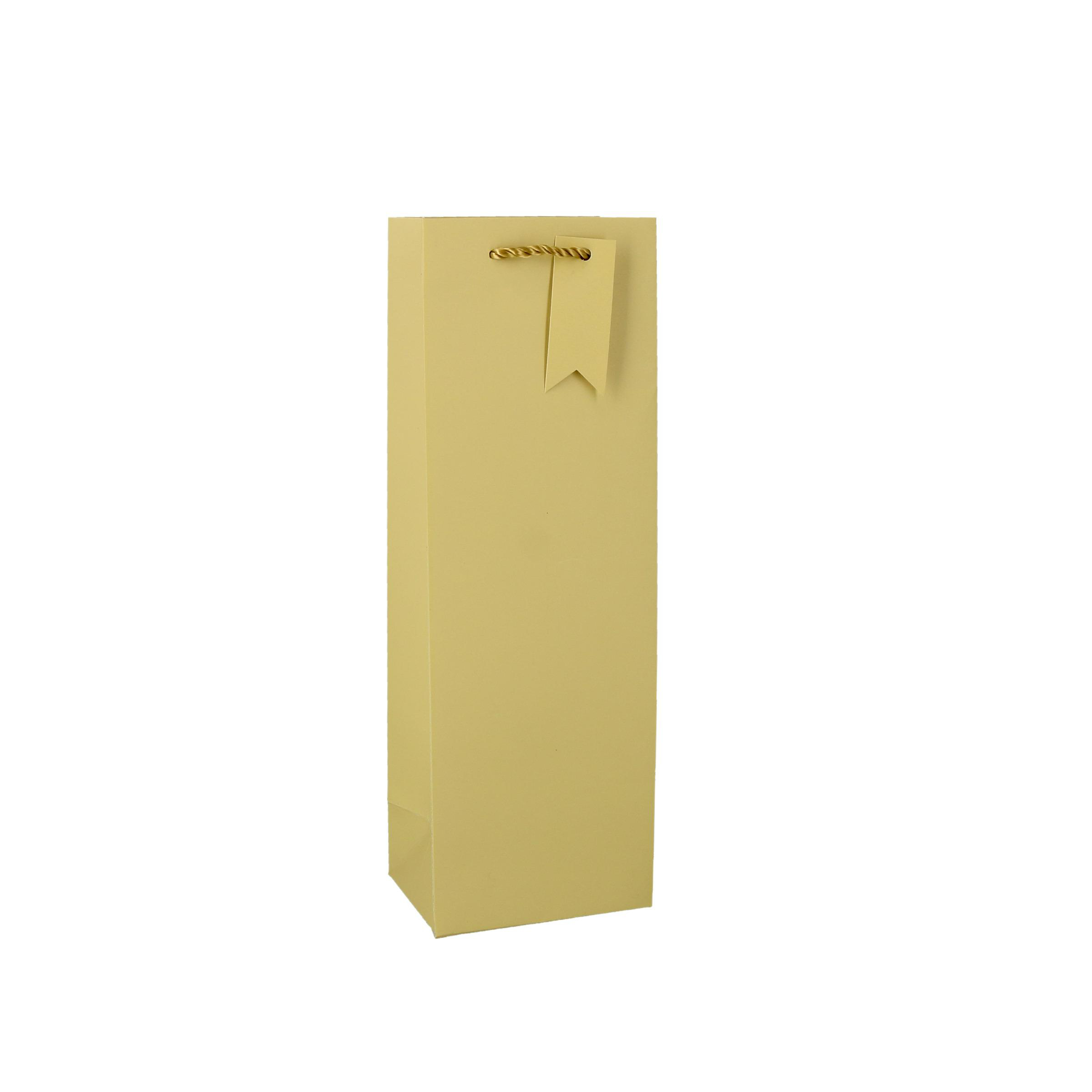 Eine hohe, rechteckige Geschenktüte. Sie ist beige, mit goldenem Band und Anhänger. Der Hintergrund ist weiß.