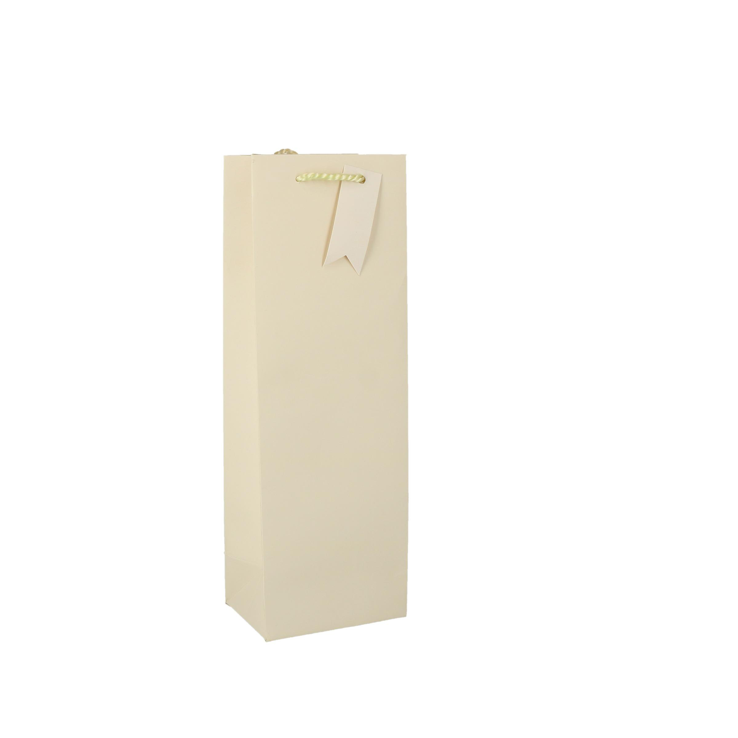 Eine hohe, beige Geschenktüte vor weißem Hintergrund. Ein kleines Etikett hängt oben.