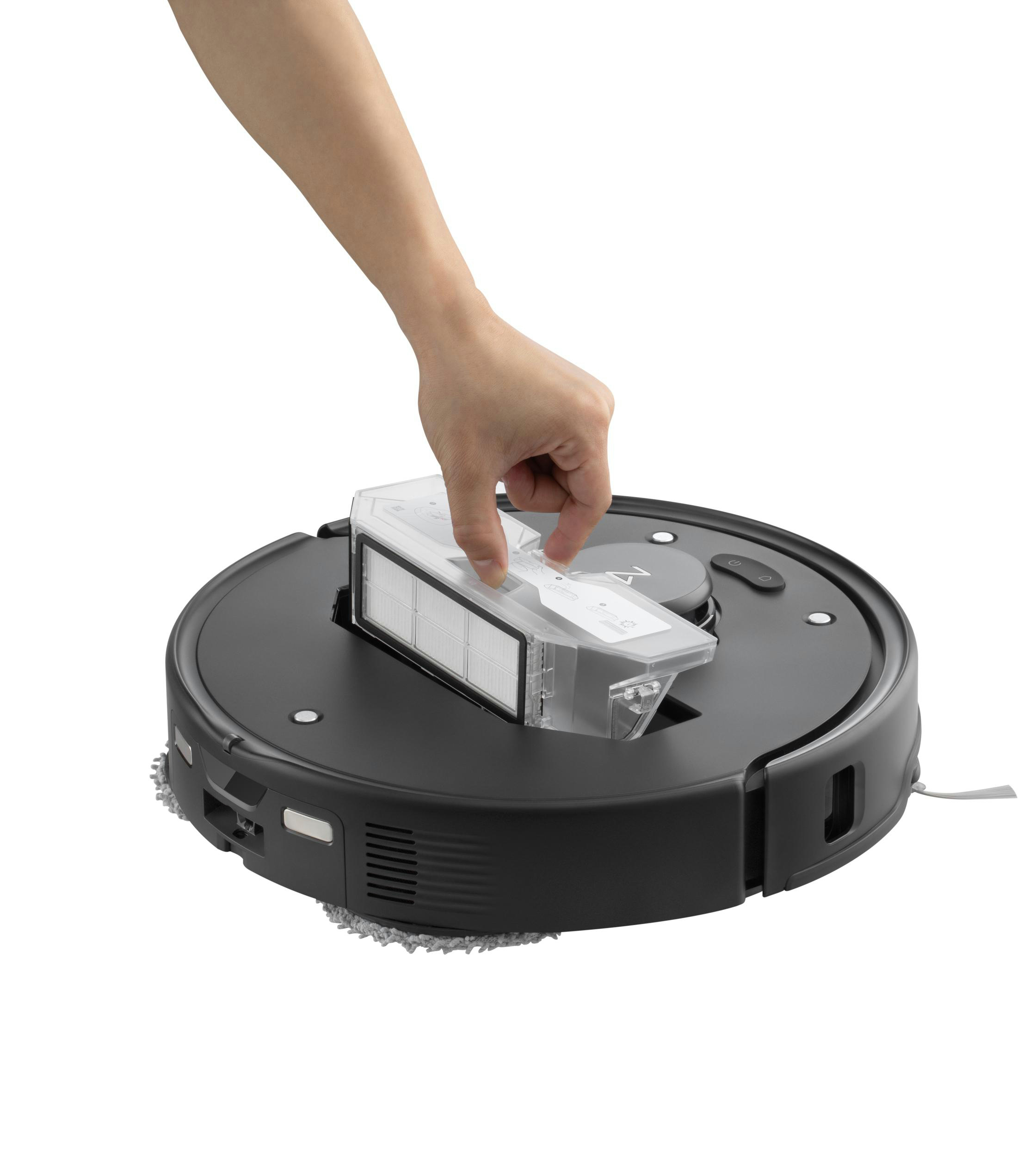 Eine Hand, die den Filter aus einem Roboter-Staubsauger entfernt.