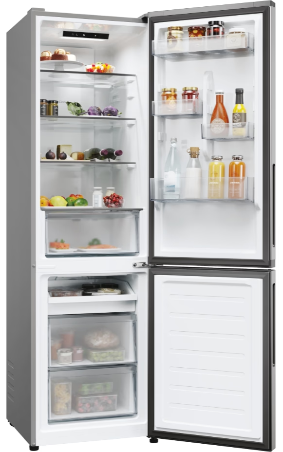 Un réfrigérateur ouvert révèle des étagères avec des fruits, des bocaux, des bouteilles, du fromage et divers aliments.