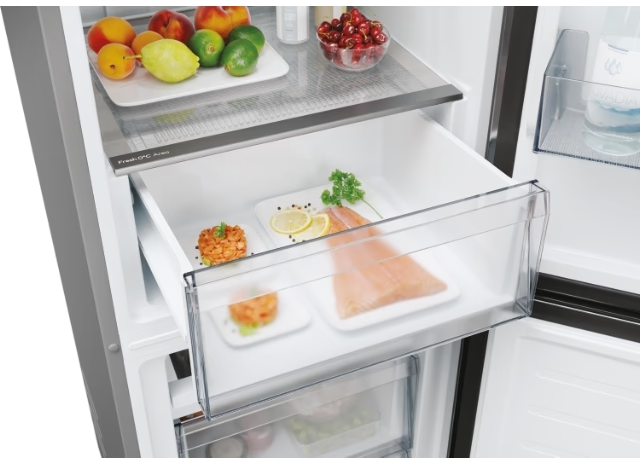 À l'intérieur d'un réfrigérateur : un tiroir avec du saumon et d'autres aliments est visible.