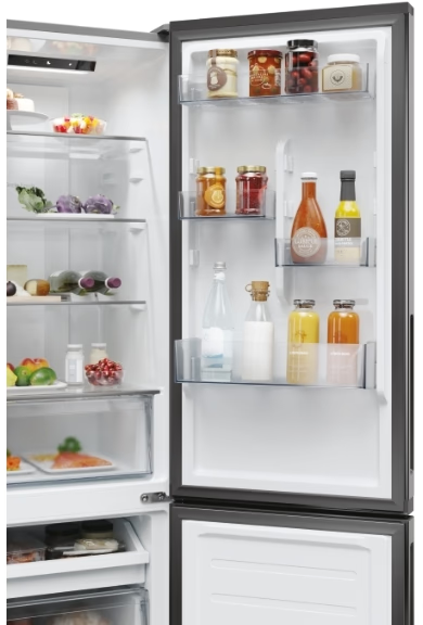 Réfrigérateur ouvert avec aliments. Bocaux, bouteilles et produits sont visibles.