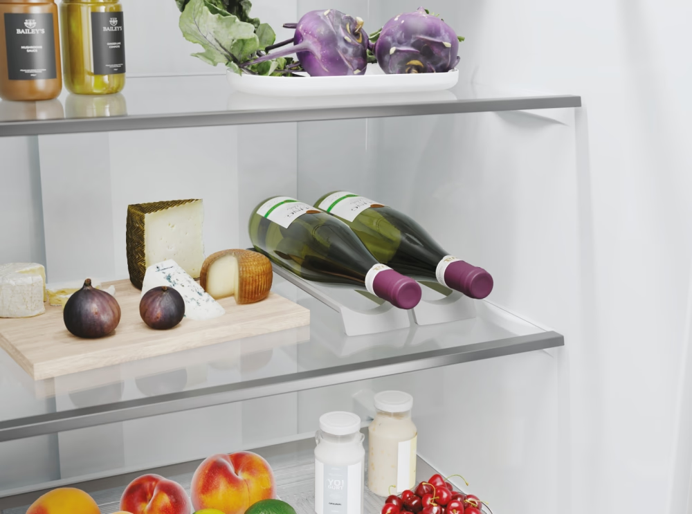 Étagères du réfrigérateur avec aliments : fromage, figues, bouteilles de vin, bocaux et fruits.