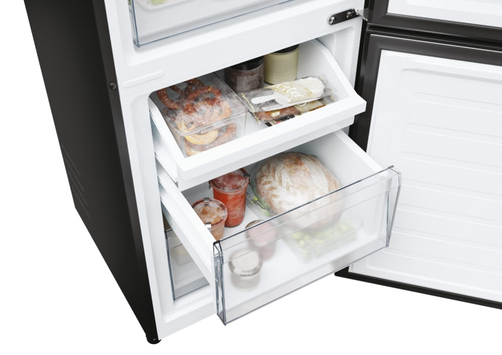 Intérieur du réfrigérateur : tiroirs transparents remplis d'aliments surgelés, de pain et de bocaux.