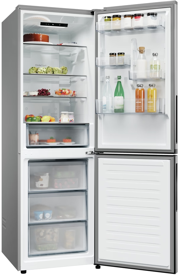 Geöffneter silberner Kühlschrank mit Regalen voller Lebensmittel, einschließlich Kuchen und Obst.