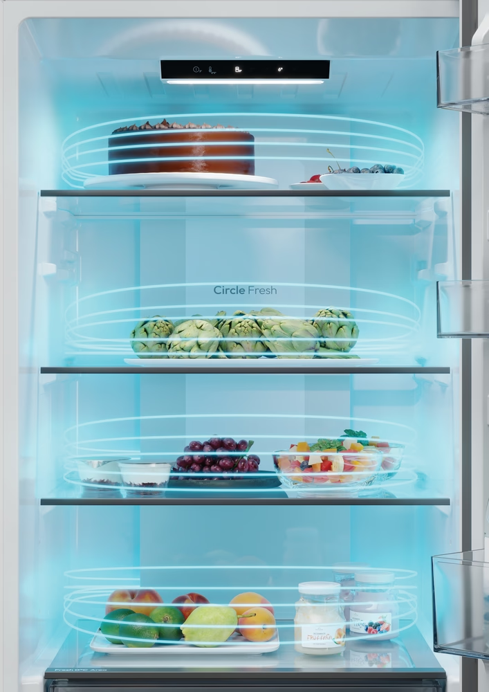 Nahaufnahme im Kühlschrank mit Lebensmitteln und blauem Licht.