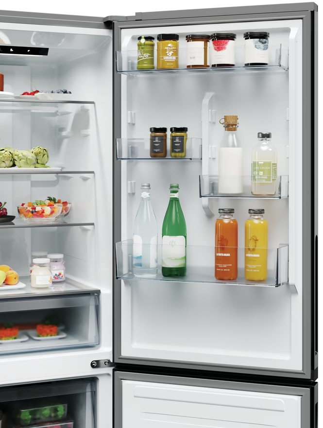 Geöffneter Kühlschrank mit Lebensmitteln, Flaschen und Gläsern auf den Regalen.