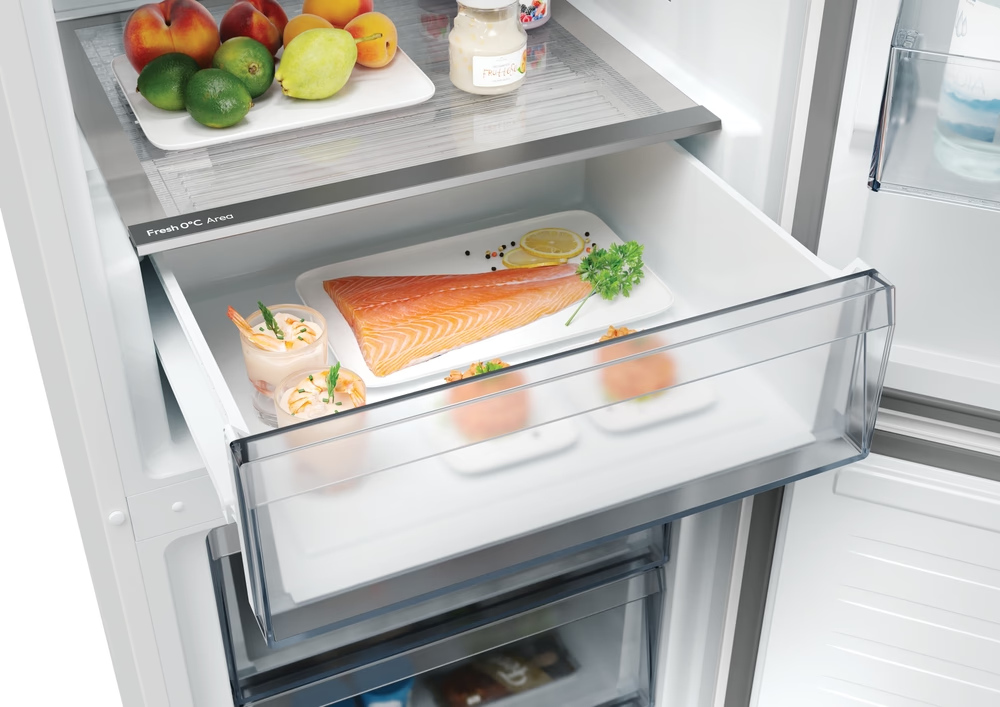 Kühlschrankdetail: Schublade mit Lachs, Garnelen und Lebensmitteln.