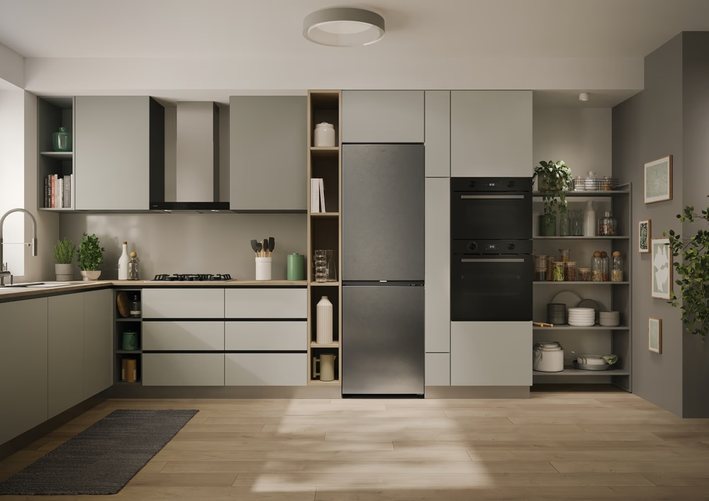 Eine moderne Küche mit grauen Schränken, einem Kühlschrank in der Mitte und einem schwarzen Teppich.
