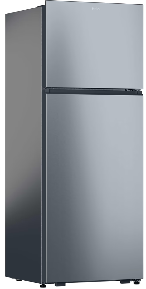 Un frigorifero Haier argentato. Si trova su uno sfondo bianco, con una sezione superiore e inferiore.