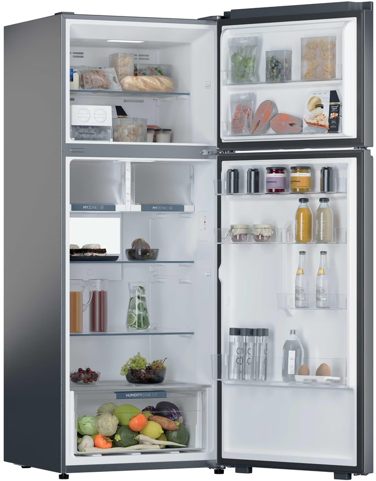 Frigorifero Haier aperto con cibo all'interno. Ben fornito con vari articoli. L'interno è luminoso e pulito.