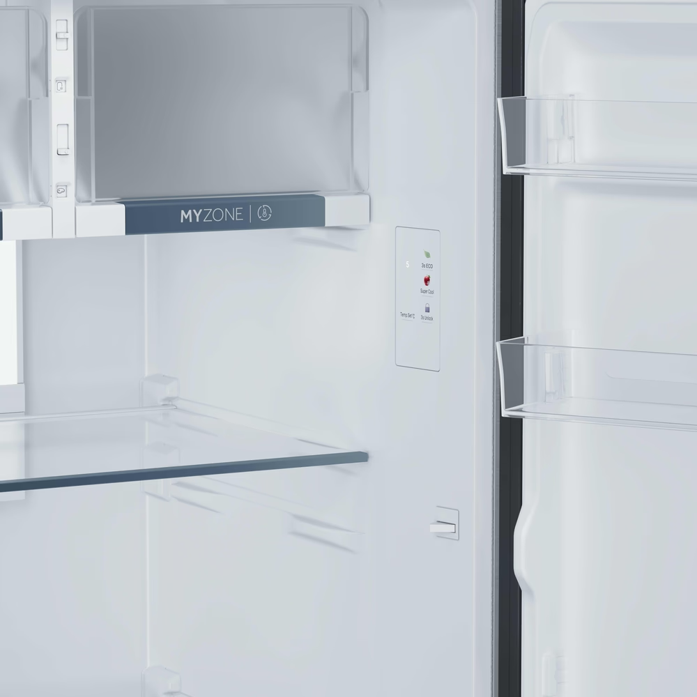 Interno di un frigorifero Haier. Mostra etichette, ripiani vuoti e dettagli dei vani della porta.