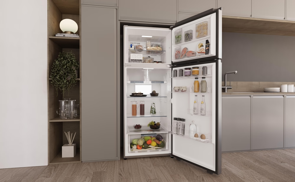 Una cucina con un frigorifero Haier. La porta del frigorifero è aperta, mostrando cibo. Design moderno.