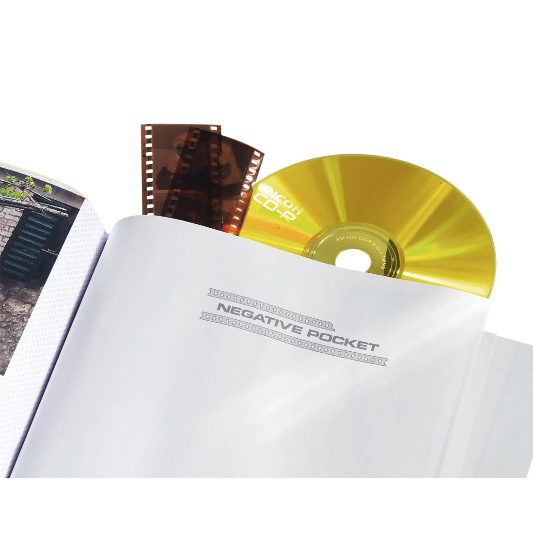 Egy nyitott fotóalbum filmnegatívokkal és egy CD-vel.