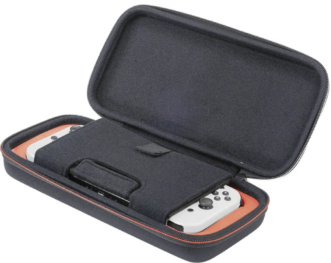 La custodia nera ha una console Nintendo Switch bianca all'interno. La console è aperta, con schermo e controller visibili.