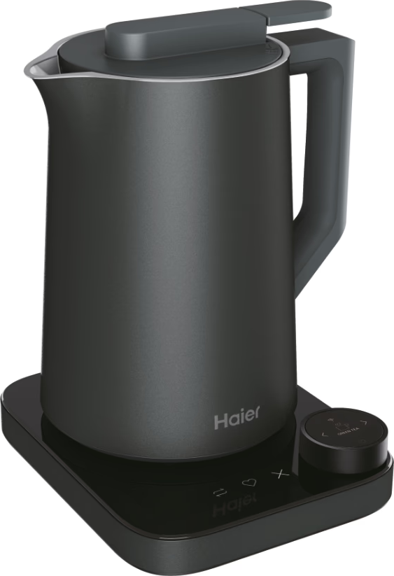Un bollitore nero su una base nera con manico e pannello di controllo. Haier è scritto sopra.