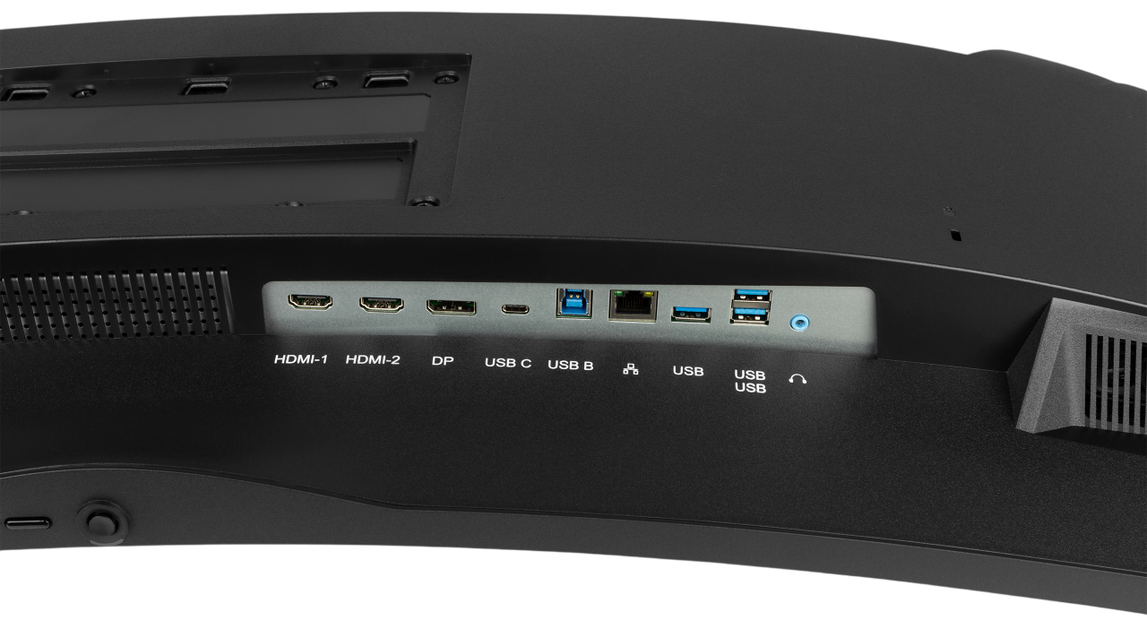 Nahaufnahme der Rückseite eines schwarzen Monitors. HDMI-, USB- und andere Anschlüsse sind beschriftet. Ein Lüftungsgitter und der Netzschalter sind sichtbar.