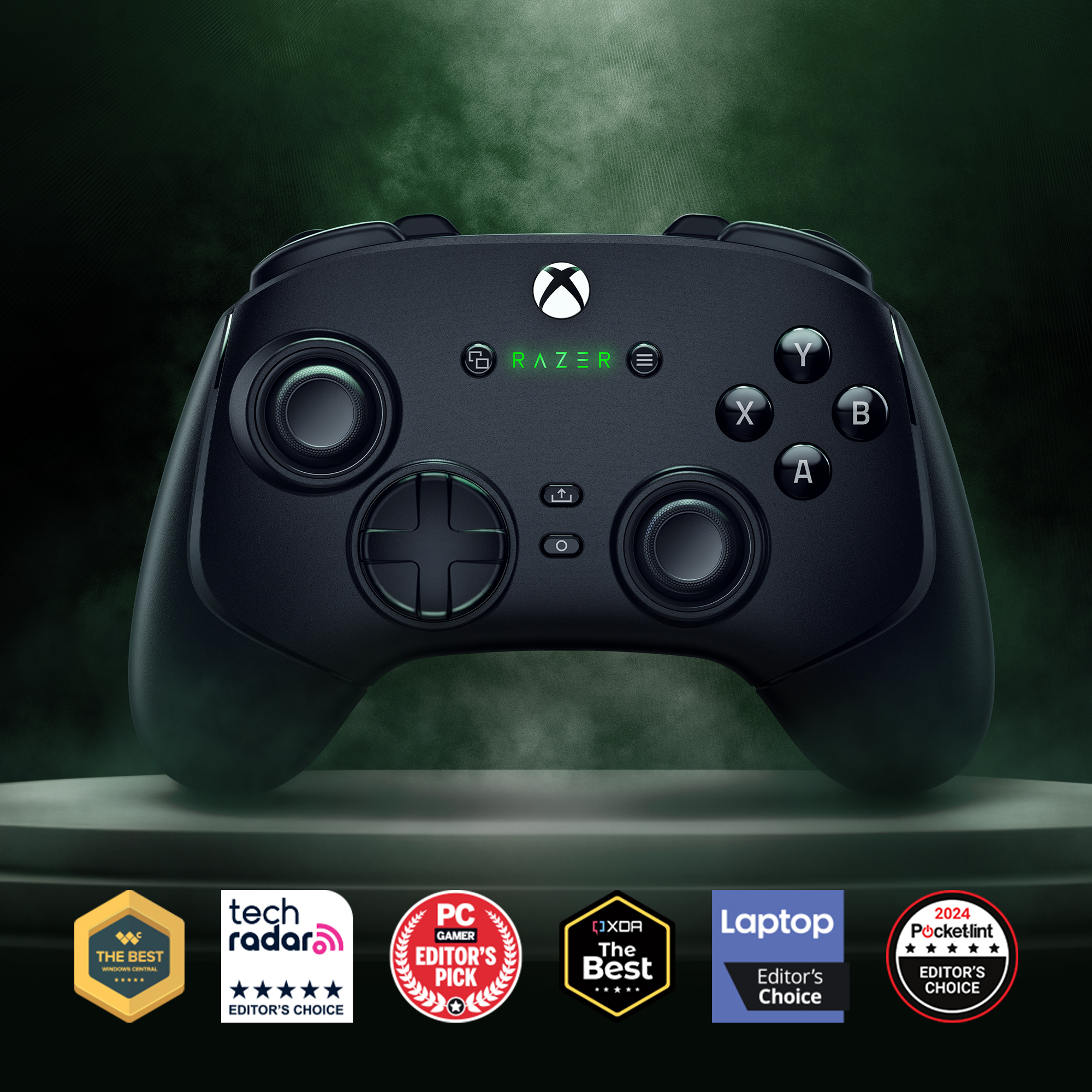 Schwarzer Razer Xbox-Controller mit schwarzen Knöpfen. Auszeichnungen darunter. Dunkler Hintergrund.