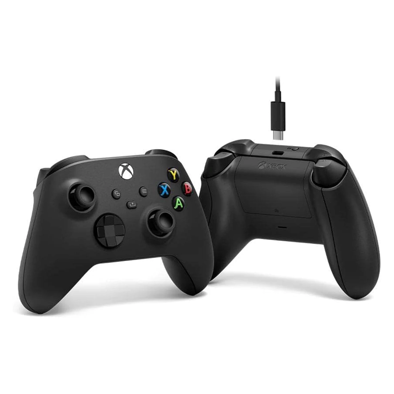 Dwa czarne kontrolery Xbox; jeden pokazuje przyciski, drugi tył. Podłączony jest kabel USB-C.