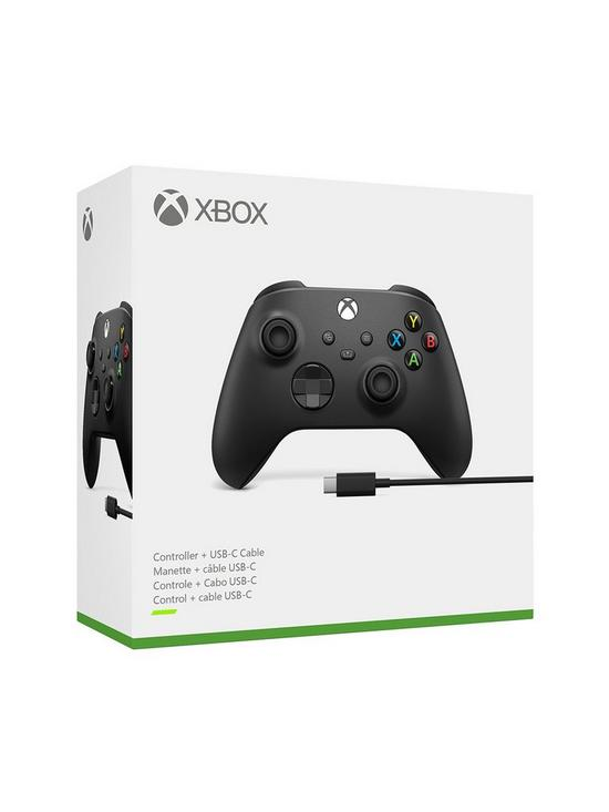 Kontroler Xbox w pudełku. Pudełko jest białe z logo Xbox. Kontroler jest czarny i ma kabel USB-C.