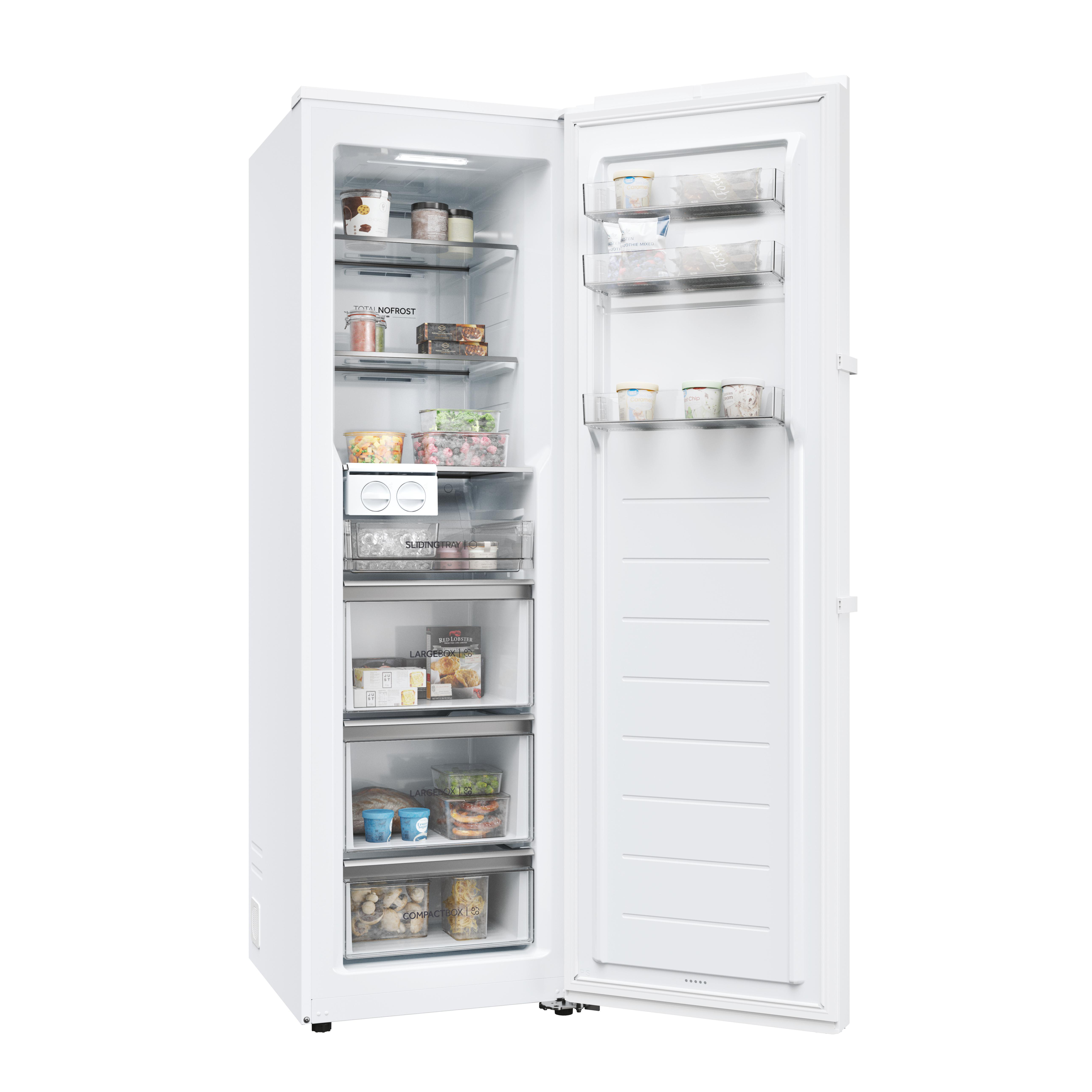 Ein weißer Gefrierschrank mit geöffneter Tür. Im Inneren befinden sich Regale mit verschiedenen Lebensmitteln.