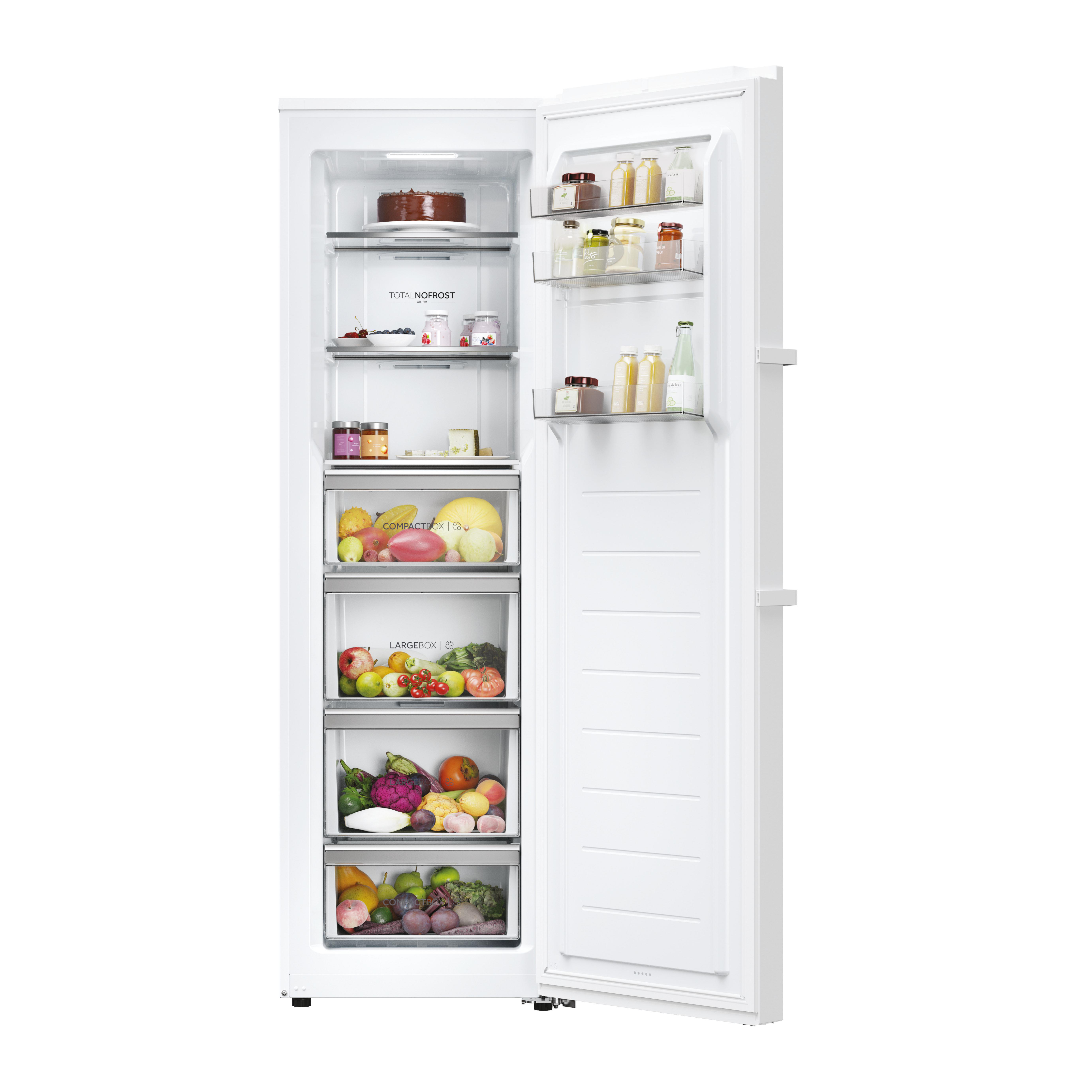 Offener weißer Kühlschrank mit Essen. Es gibt Kuchen, Gläser, Obst, Gemüse und Getränke. Die Tür ist offen.