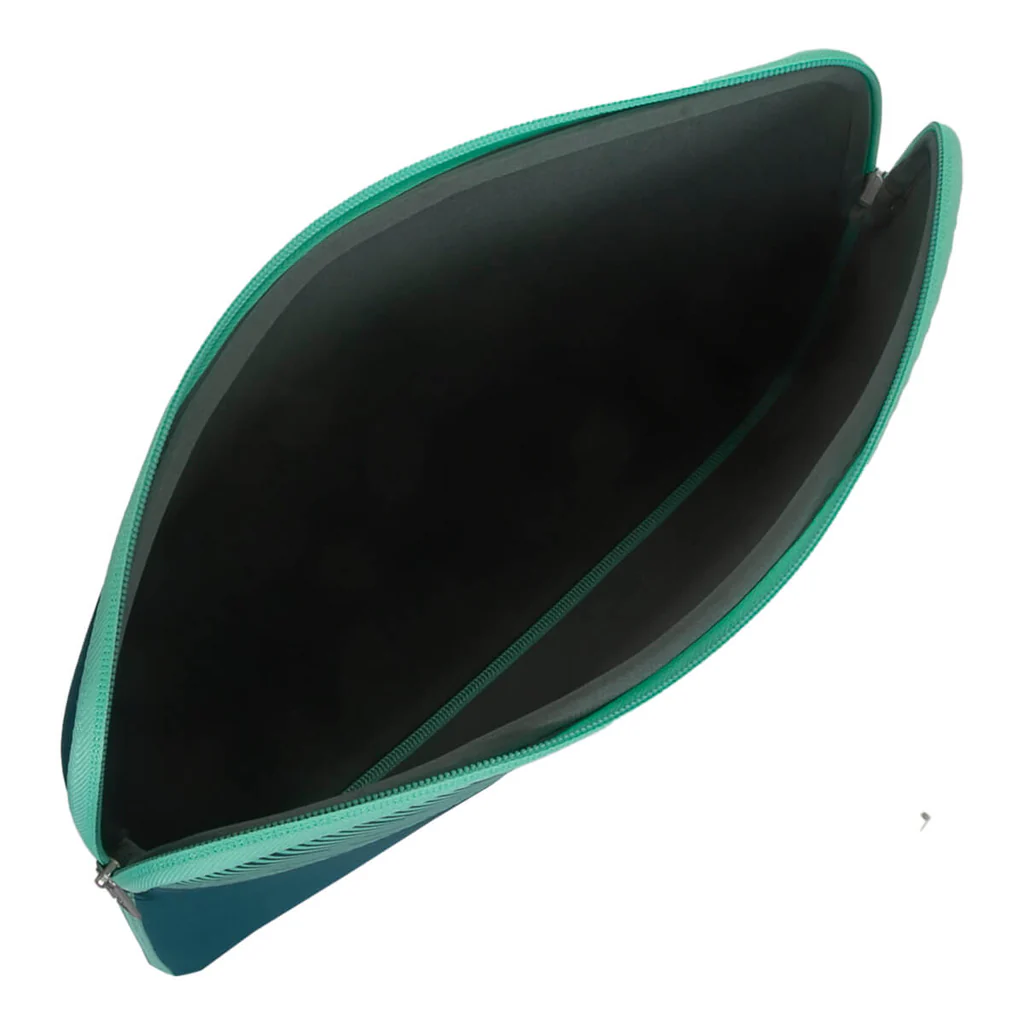 Una funda para portátil verde azulado abierta, que muestra el forro interior.