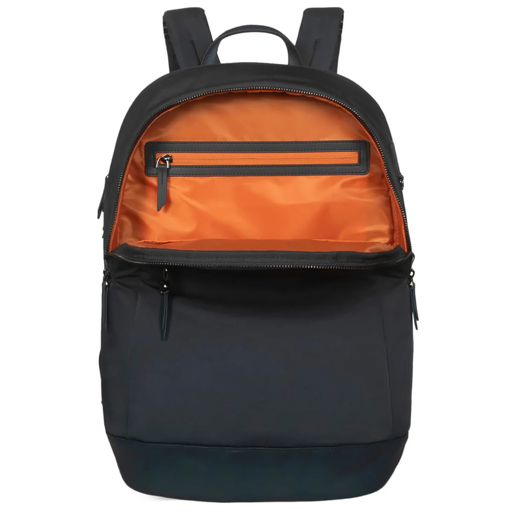Mochila azul marino abierta. Interior naranja. Cremalleras negras. Bolsillo superior abierto.