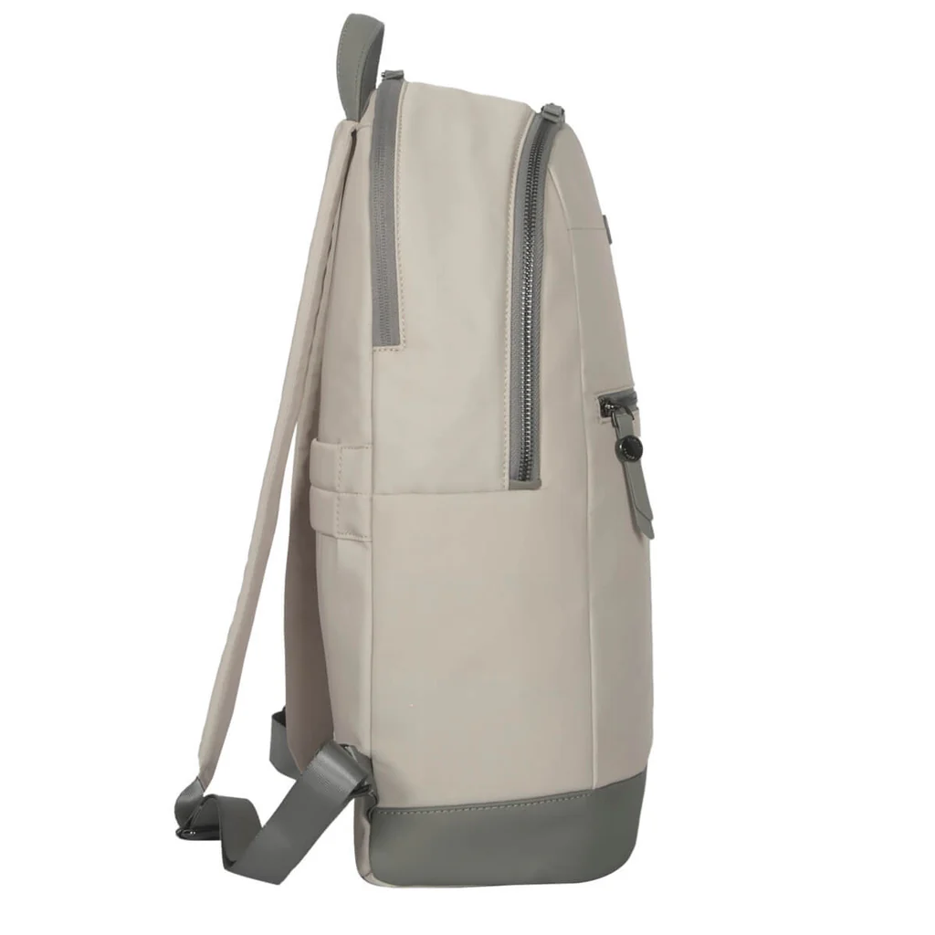 Mochila beige. Cremalleras y detalles grises. La mochila está de lado. Correas grises. Forma redondeada.