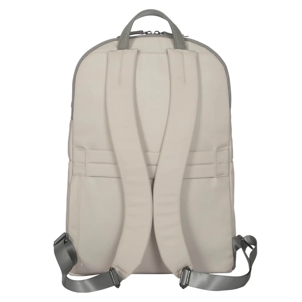 Mochila beige vista desde atrás. Correas y detalles grises. Dos correas para los hombros. Espalda acolchada.