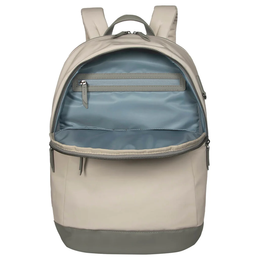 Mochila beige abierta. Interior azul. Cremalleras grises. Bolsillo superior con cremallera. Detalles grises.