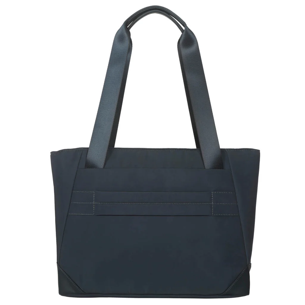 Un bolso tote azul marino con asas negras y detalles de costura. Tiene un pequeño bolsillo delantero.