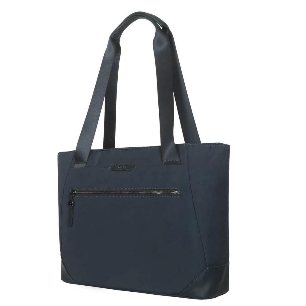 Bolso tote azul marino con cremallera y correas para el hombro. Muestra un ligero ángulo.