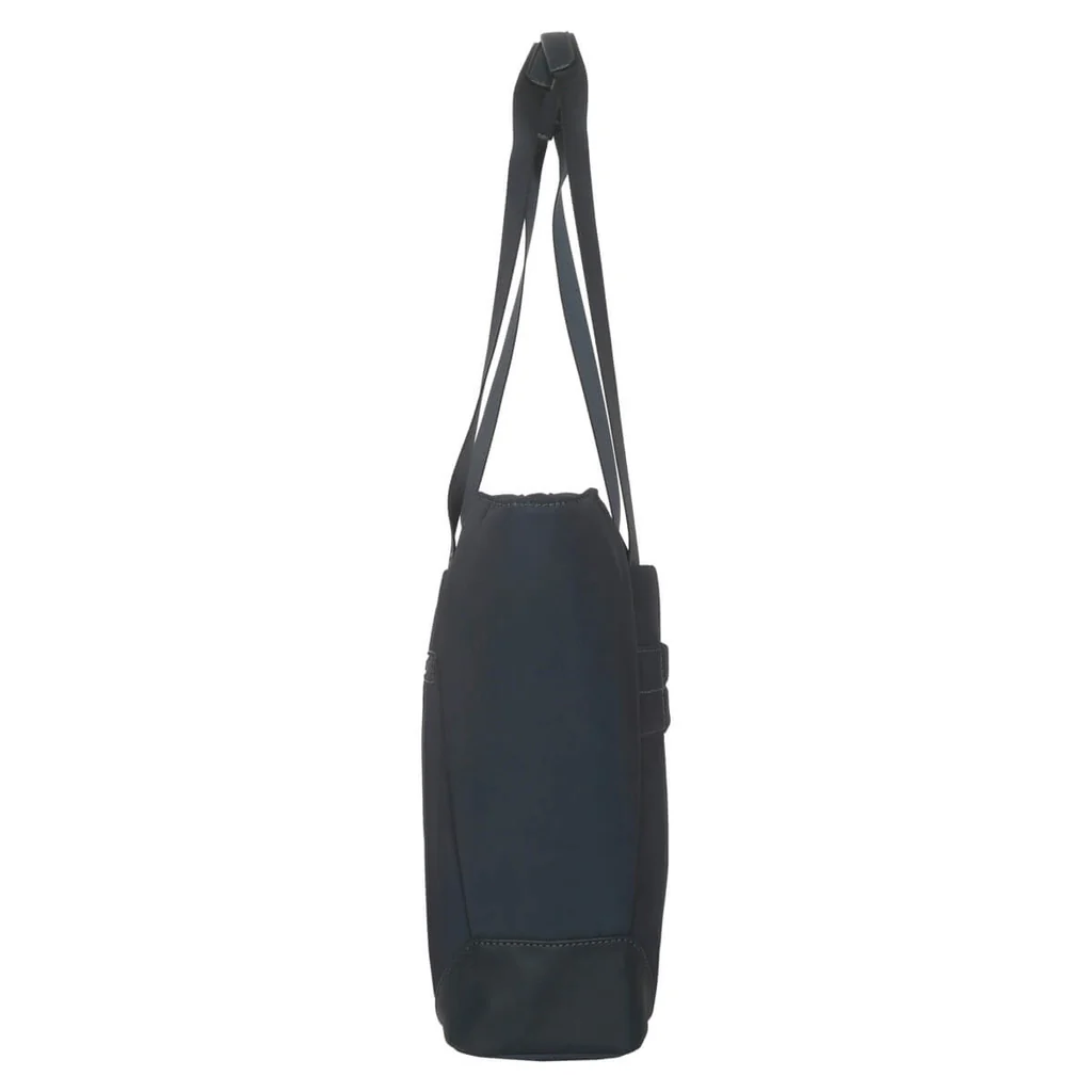 Vista lateral de un bolso tote azul marino con correas para los hombros. Panel inferior negro.