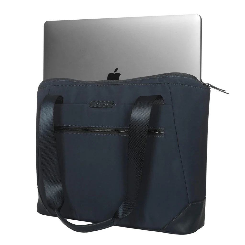 Bolso tote azul marino con un portátil dentro. Muestra un pequeño logotipo de Apple.