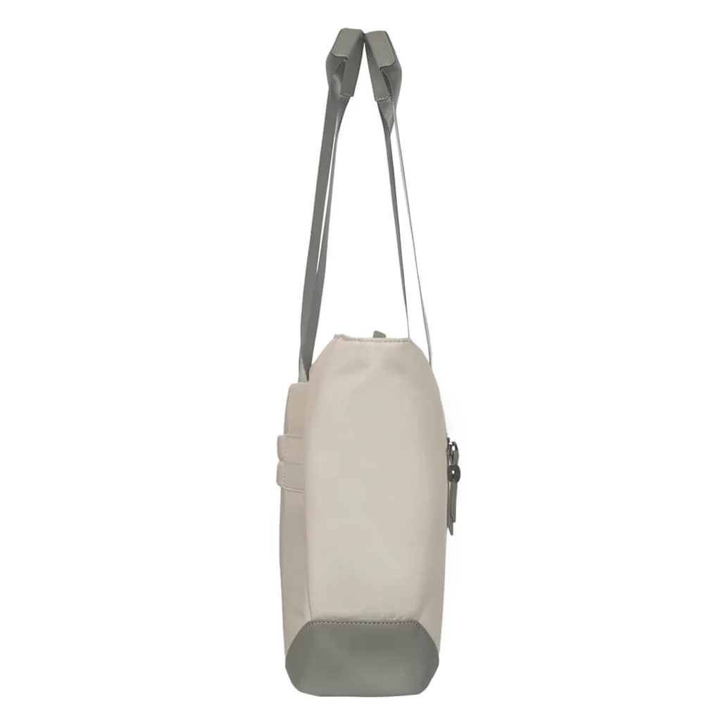Vista lateral de un bolso tote beige claro con correas y detalles grises.