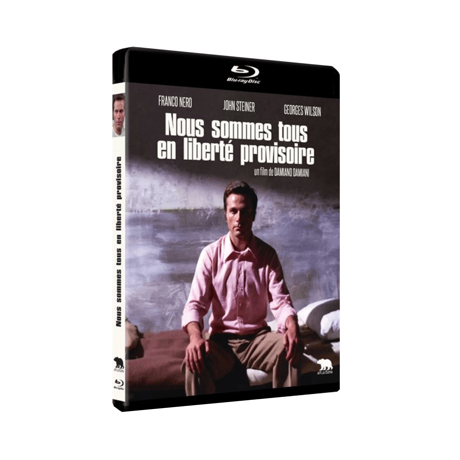 DVD-hoes voor 'Nous sommes tous en liberté provisoire'. Een man zit in een kamer, met een muur op de achtergrond.