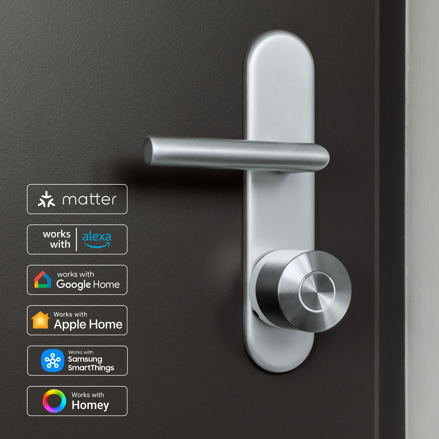Zilveren slimme deurgreep op een donkergrijze deur. Labels: Matter, Alexa, Google Home, Apple Home, Samsung SmartThings en Homey.