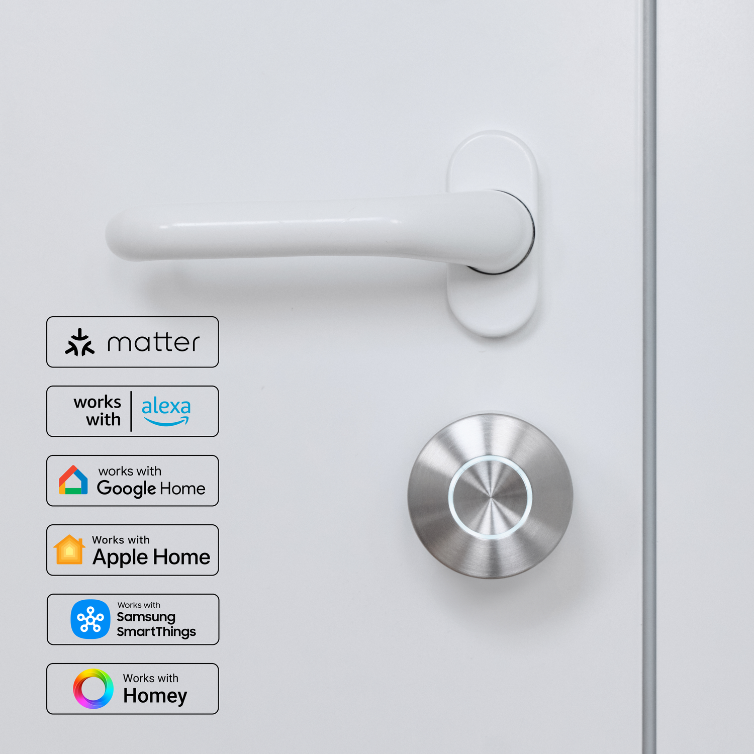 Witte deur met een witte handgreep en een zilveren slot met gloeiend licht. Logo's van Matter en andere smart home platforms.